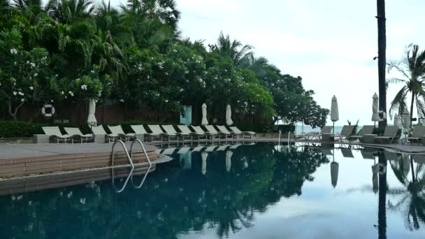 Piscina no hotel — Vídeo de Stock