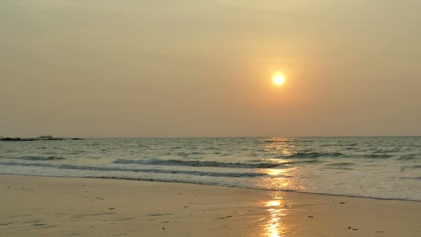 Puesta de sol en la playa y el mar — Vídeos de Stock