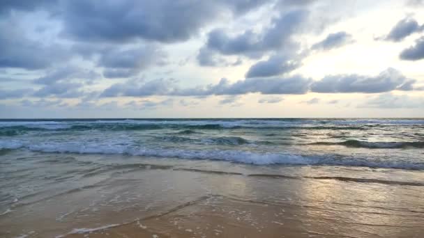 Puesta de sol en la playa y el mar — Vídeos de Stock