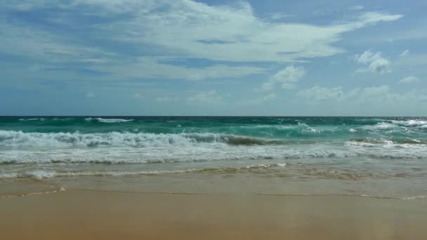Морские волны катятся по пляжу — стоковое видео