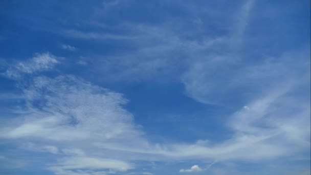 Wolken bewegen sich am blauen Himmel — Stockvideo