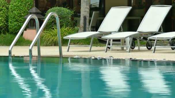 Piscina en el hotel — Vídeo de stock