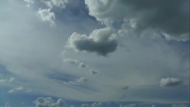 Nubes moviéndose sobre el cielo azul — Vídeo de stock