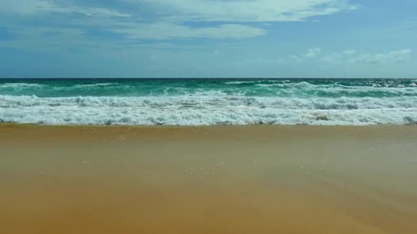 Onde del mare rotolano sulla spiaggia — Video Stock