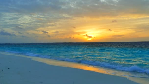 Puesta de sol en la playa y el mar — Vídeo de stock