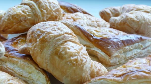 Čerstvé pečené croissanty — Stock video