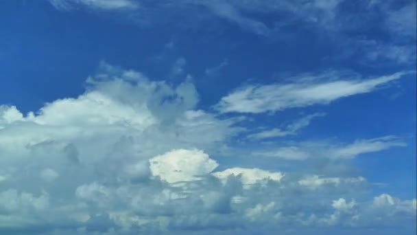 Облака движутся по голубому небу — стоковое видео