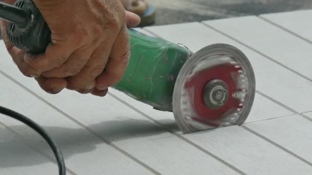 Ouvrier coupe une planche de bois pour pièces — Video