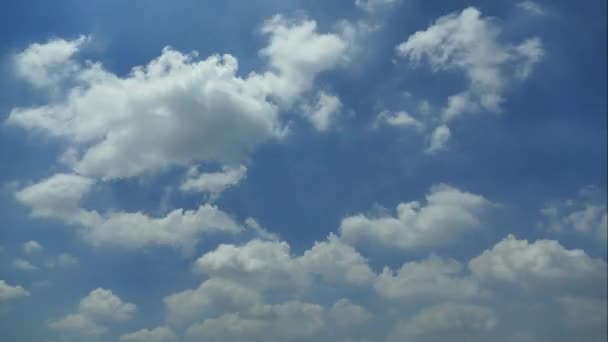 Wolken bewegen sich am blauen Himmel — Stockvideo