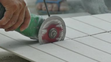 çalışan bir ahşap tahta parçaları için keser