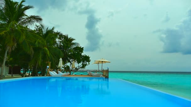 Piscina en el hotel — Vídeos de Stock