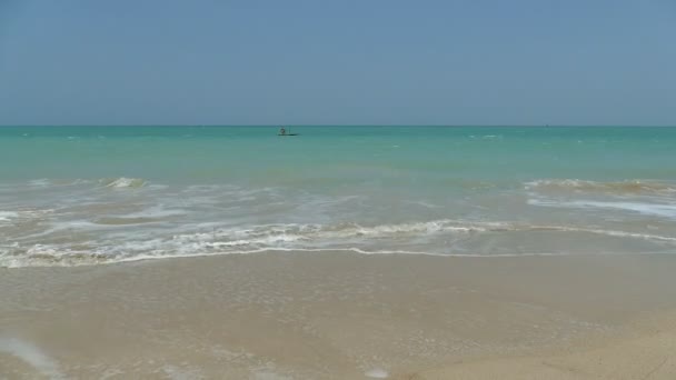 Ondas do oceano rolam na praia — Vídeo de Stock