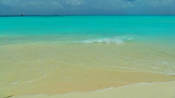 Olas del océano rodar en la playa — Vídeo de stock