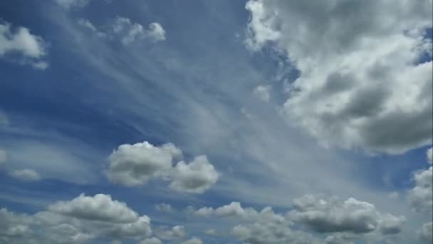 Nuvens movendo-se no céu azul — Vídeo de Stock