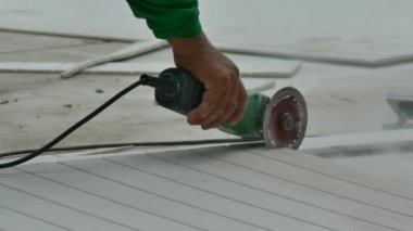 çalışan bir ahşap tahta parçaları için keser