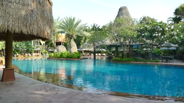 Piscina en el hotel — Vídeos de Stock