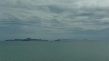 Bulutların üzerinde mavi gökyüzü hareketli