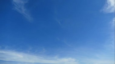 Bulutların üzerinde mavi gökyüzü hareketli