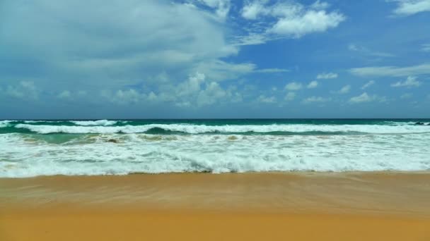 Ondas do mar rolam na praia — Vídeo de Stock