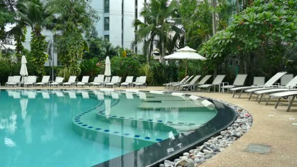 Piscina en el hotel — Vídeos de Stock