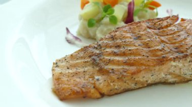 Tabakta somon bifteği 