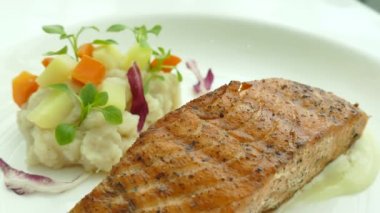 Tabakta somon bifteği 