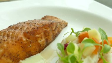 Tabakta somon bifteği 