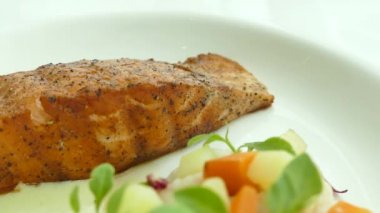 Tabakta somon bifteği 