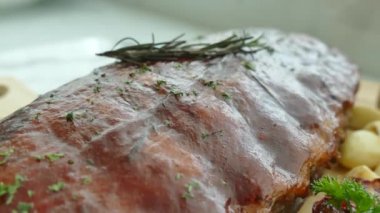 Salata ile domuz Barbekü 