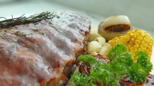 Барбекю со свининой и салатом — стоковое видео