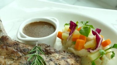 Salata ile domuz Barbekü 