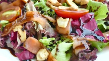 Taze sebze salatası.