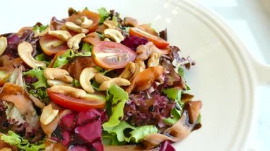 Taze sebze salatası.