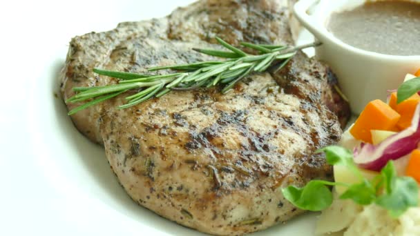 Μπάρμπεκιου χοιρινό κρέας με σαλάτα — Αρχείο Βίντεο