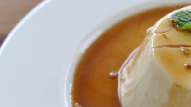Pastel sabroso dulce en el plato — Vídeo de stock