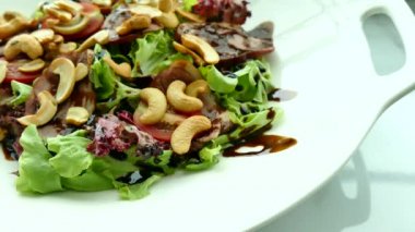 buluşma, marul ve kaju fıstığı salatası