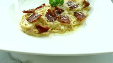 plaka üzerinde pastırma ile makarna