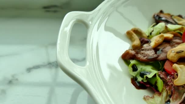 Салат з зустріччю, салатом і горіхами кеш'ю — стокове відео