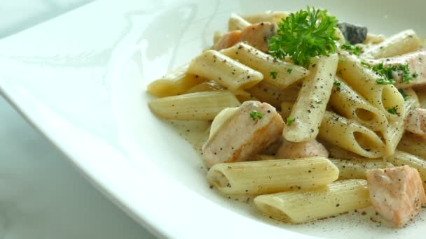 Italiaanse pasta met zalm — Stockvideo