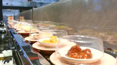  suşi bir bandında hareket