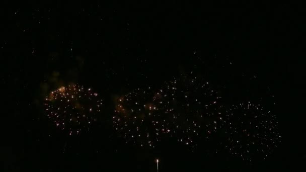 Видео Золотого Фейерверка Зависающего Ночном Небе — стоковое видео
