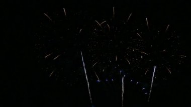 Kasvetli gece gökyüzünde parlayan 4k 'lık altın havai fişek videosu