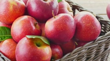 Hasır kutuda taze elma yığını 