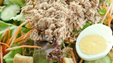 Taze sebzeli ton balığı salatası.