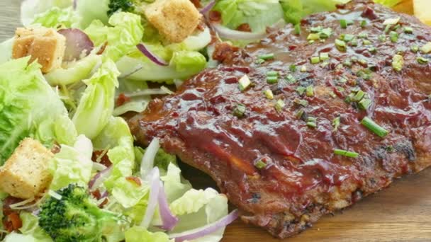 Steak Daging Sapi Panggang Lezat Dengan Sayuran Dan Kentang Goreng — Stok Video