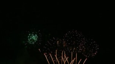 Gece karanlığında parlayan havai fişeklerin 4k videosu