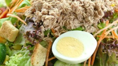 Taze sebzeli ton balığı salatası.