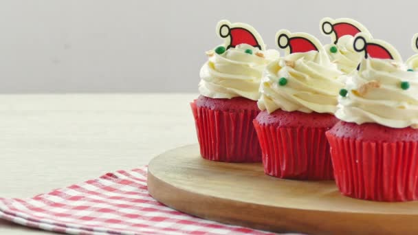Rote Samt Cupcakes Mit Dekorationen Für Weihnachten — Stockvideo