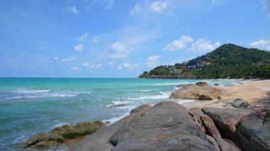 Kum etrafındaki tropik deniz manzarası. Beyaz bulutlar mavi gökyüzü doğa arka planı için.