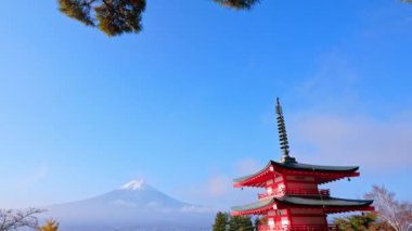 Japonya 'da Fuji Dağı ve Chureito Pagoda ile renkli sonbahar manzarası